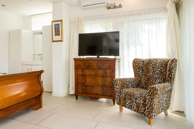 Over Nassau Bed & Breakfast